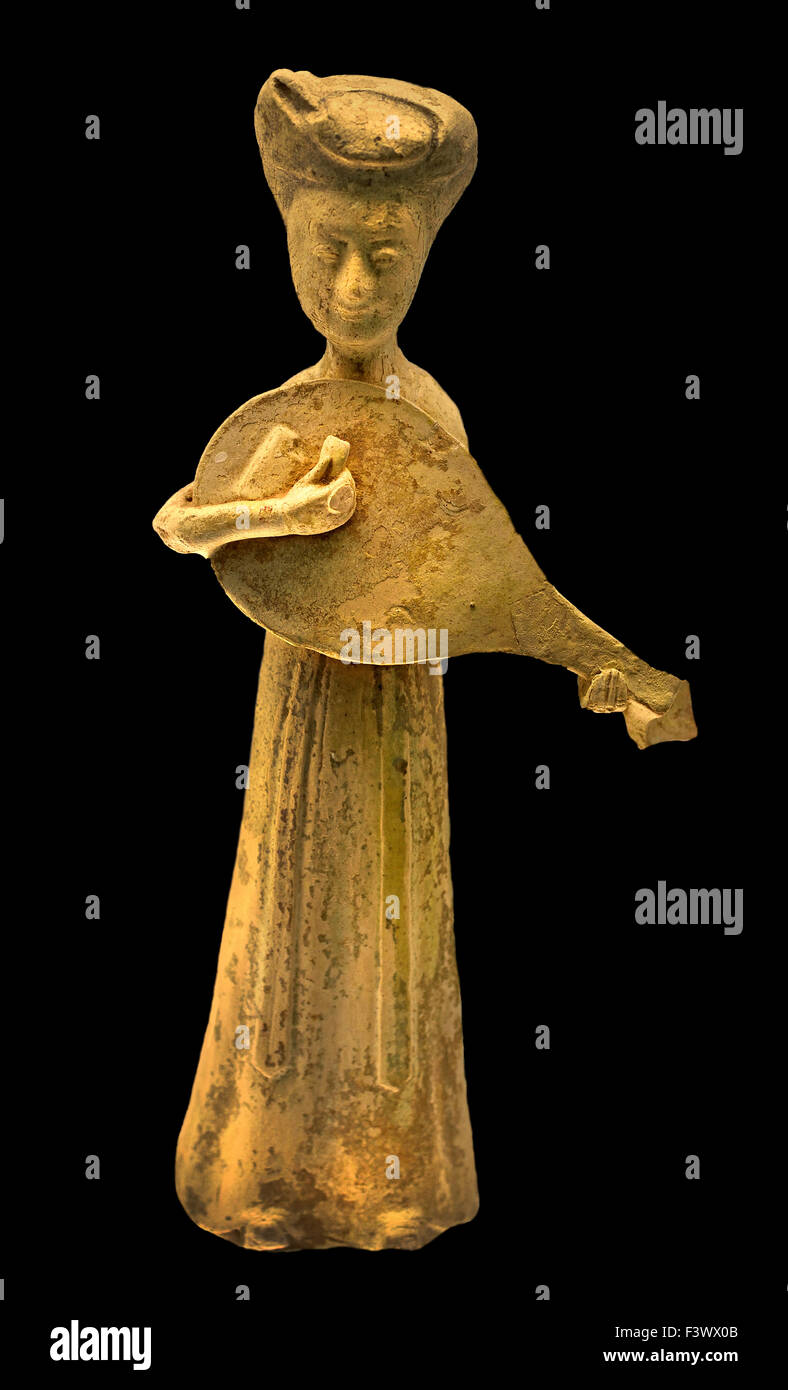 Poterie émaillée blanc, Figurine de femme jouant du luth pipa ( ) ( Culture Sui 581 AD -618 ) Musée de Shanghai de l'ancien art chinois Chine Banque D'Images