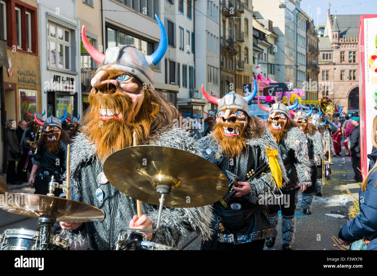 La grande procession de basler fasnet est l'un des événements les plus spectaculaires, les bandes masquées jouent le célèbre guggenmusic Banque D'Images