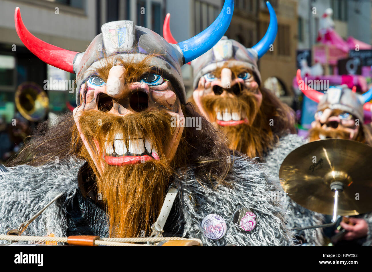 La grande procession de basler fasnet est l'un des événements les plus spectaculaires, les bandes masquées jouent le célèbre guggenmusic Banque D'Images