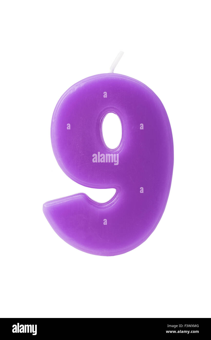 Bougie anniversaire violet sous la forme du nombre neuf sur fond blanc Banque D'Images
