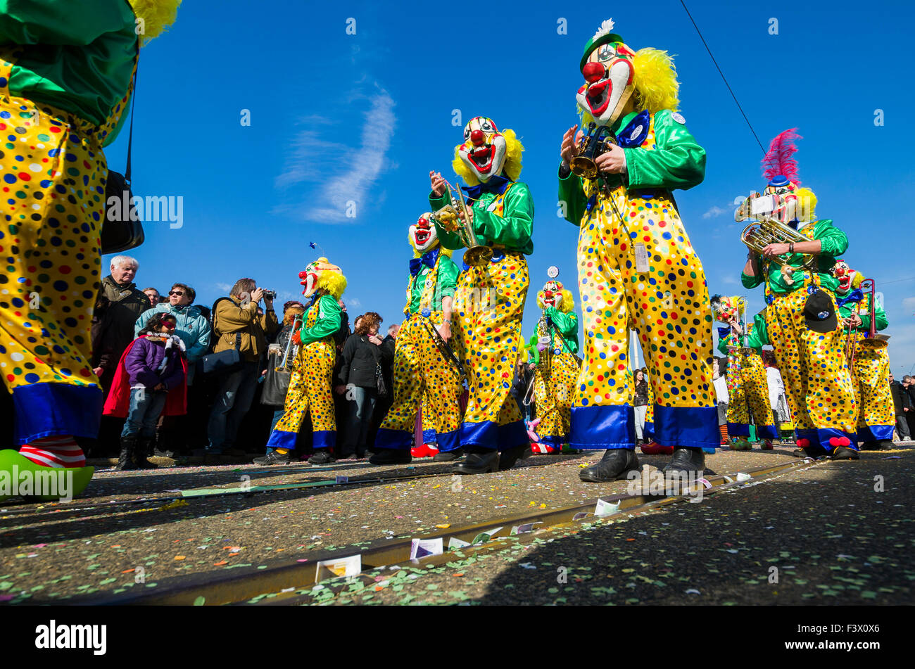 Des hommes masqués et les femmes se joignent à la grande procession de basler fasnet, l'un des événements les plus spectaculaires Banque D'Images