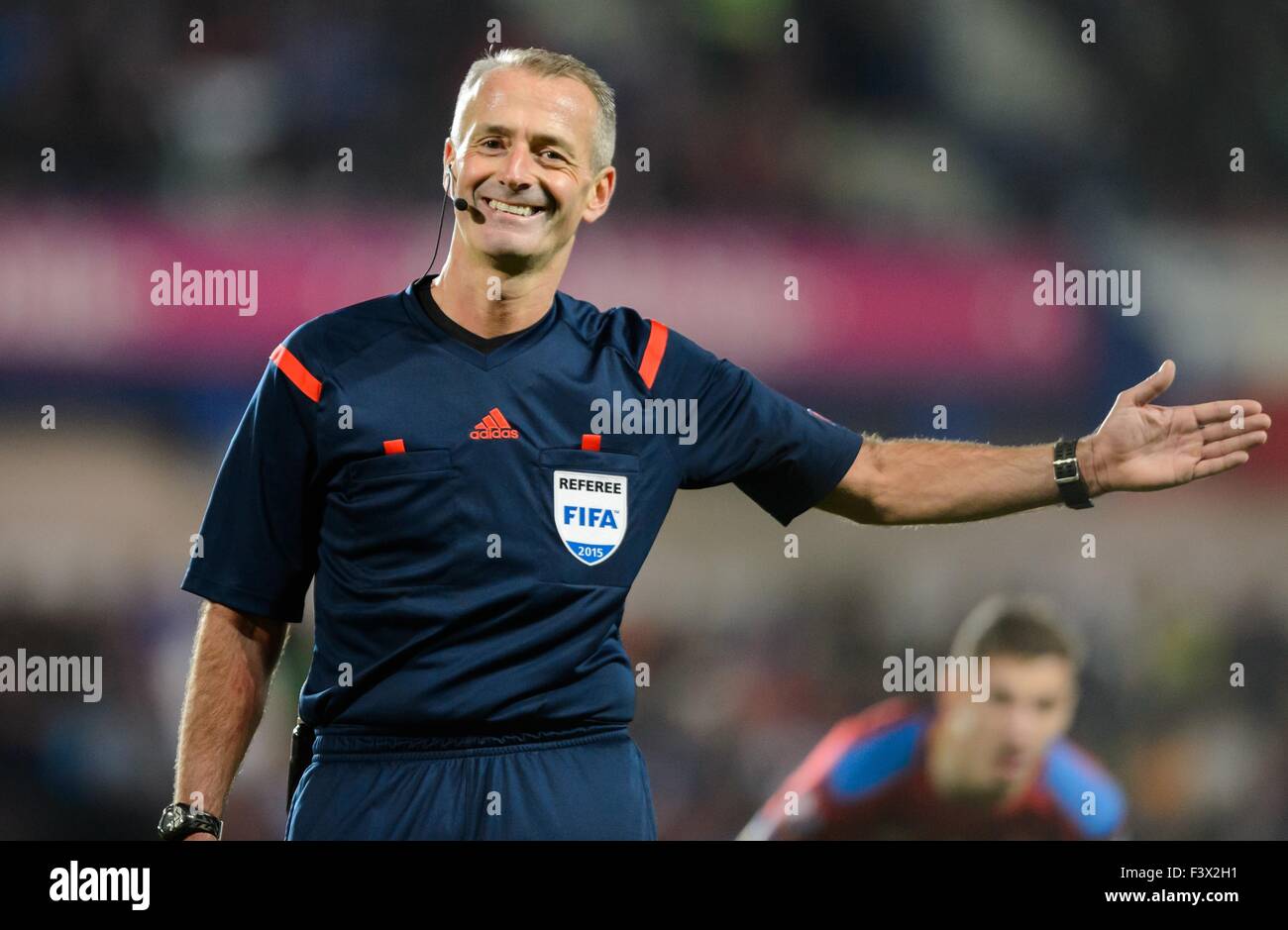 Prague, République tchèque. 10 Oct, 2015. L'arbitre anglais Martin Atkinson pendant l'UEFA Euro 2016 football match de qualification entre la République tchèque et la Turquie à Prague, République tchèque, 10 octobre 2015. Photo : Thomas Eisenhuth/DPA - PAS DE FIL - SERVICE/dpa/Alamy Live News Banque D'Images