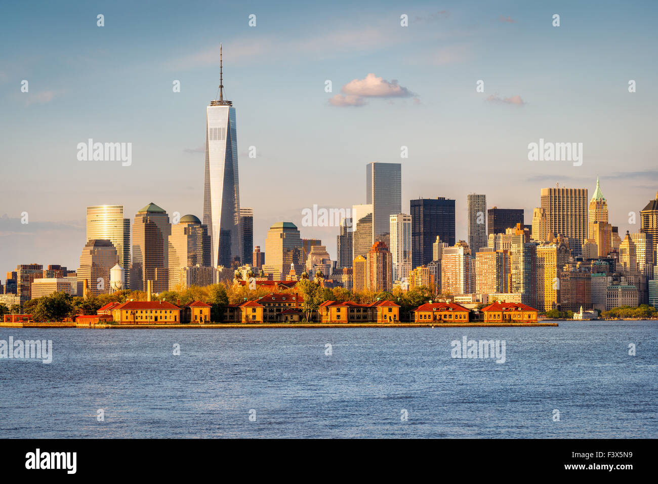 Vue sur le port de New York le World Trade Center et le Lower Manhattan avec quartier des gratte-ciel et Ellis Island. USA Banque D'Images