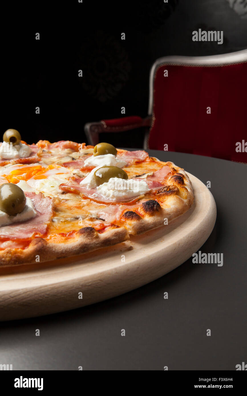 Pizza au jambon, la crème, l'oeuf et olives vertes Banque D'Images
