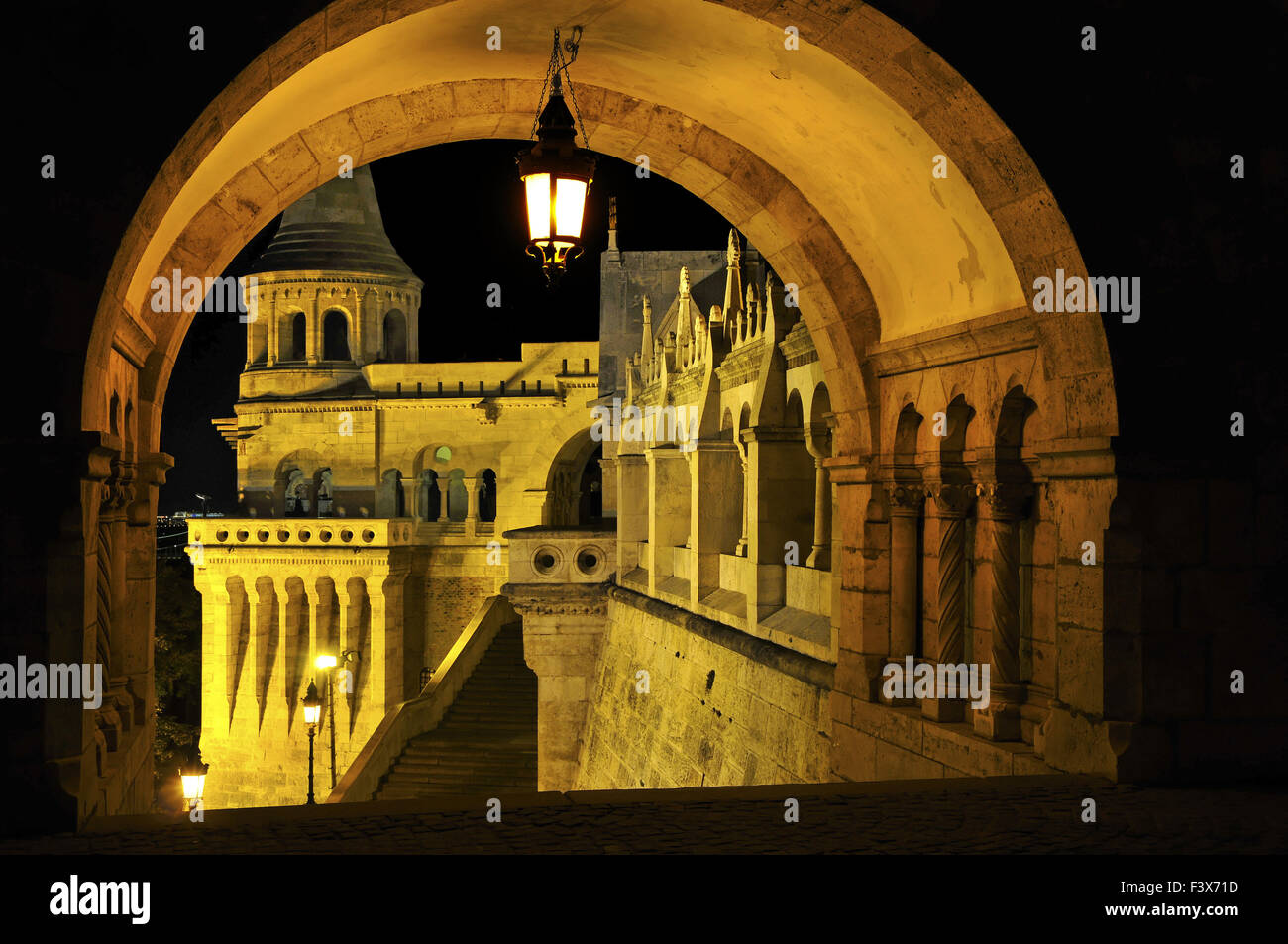 Bastion des pêcheurs à Budapest la nuit Banque D'Images