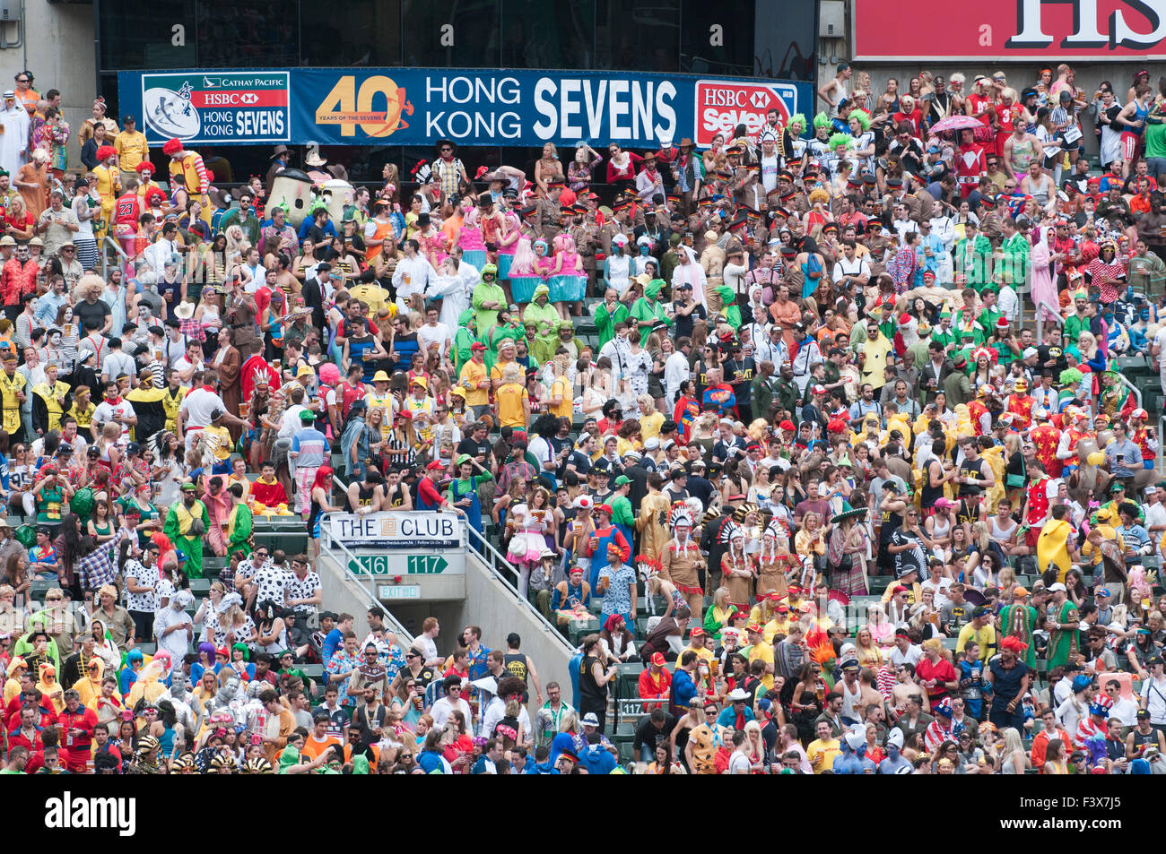 Des foules de fans portant des costumes dans la tribune sud du Stade de Hong Kong Sevens Rugby événement. Banque D'Images