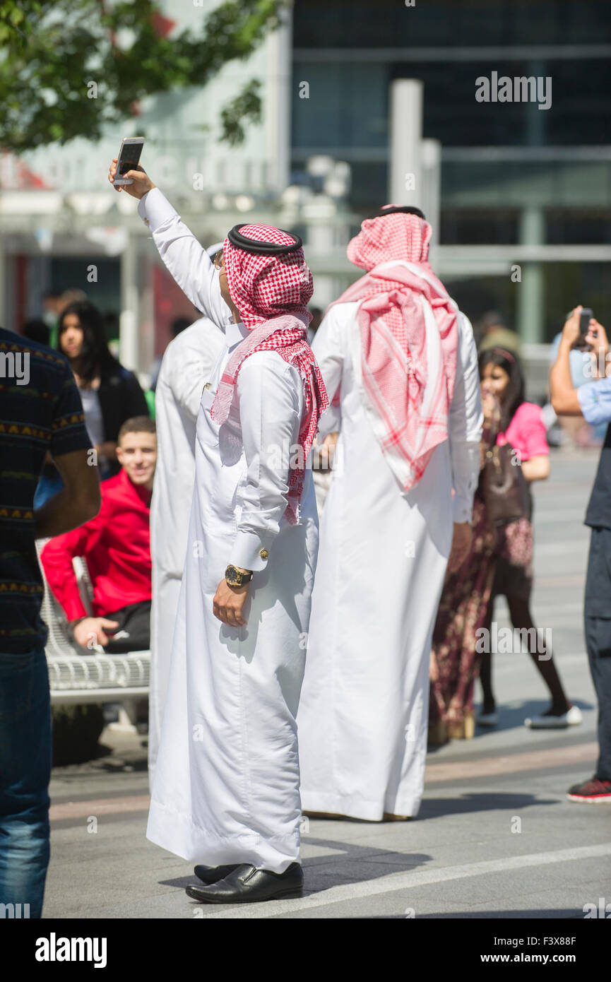Les musulmans en tenant vos autoportraits portant des Throbe et shemagh pendant le Ramadan, Vancouver Canada Banque D'Images