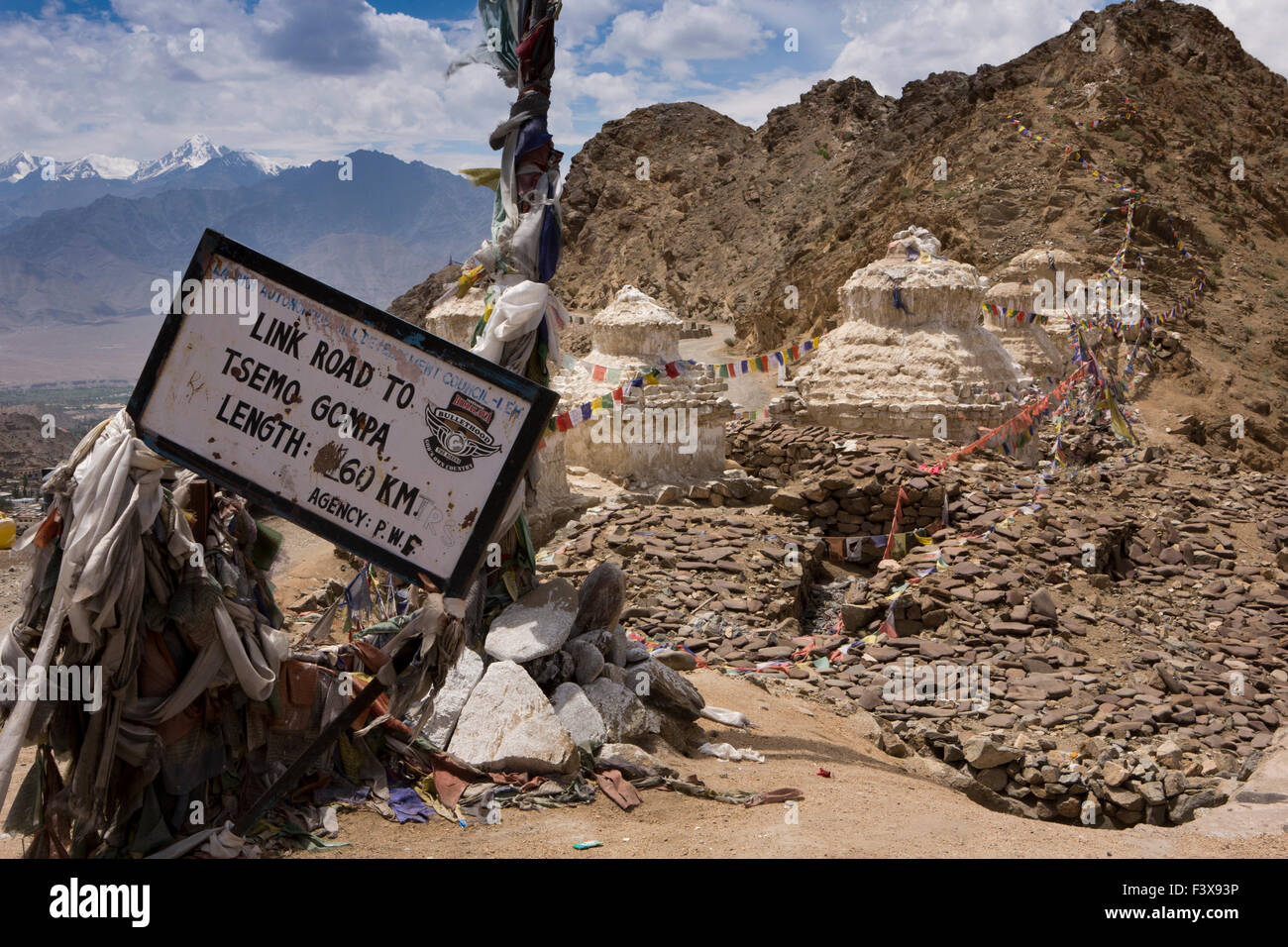 L'Inde, le Jammu-et-Cachemire, Ladakh, Leh, ligne de chortens à l'entrée du monastère de Namgyal Tsemo Gompa Banque D'Images
