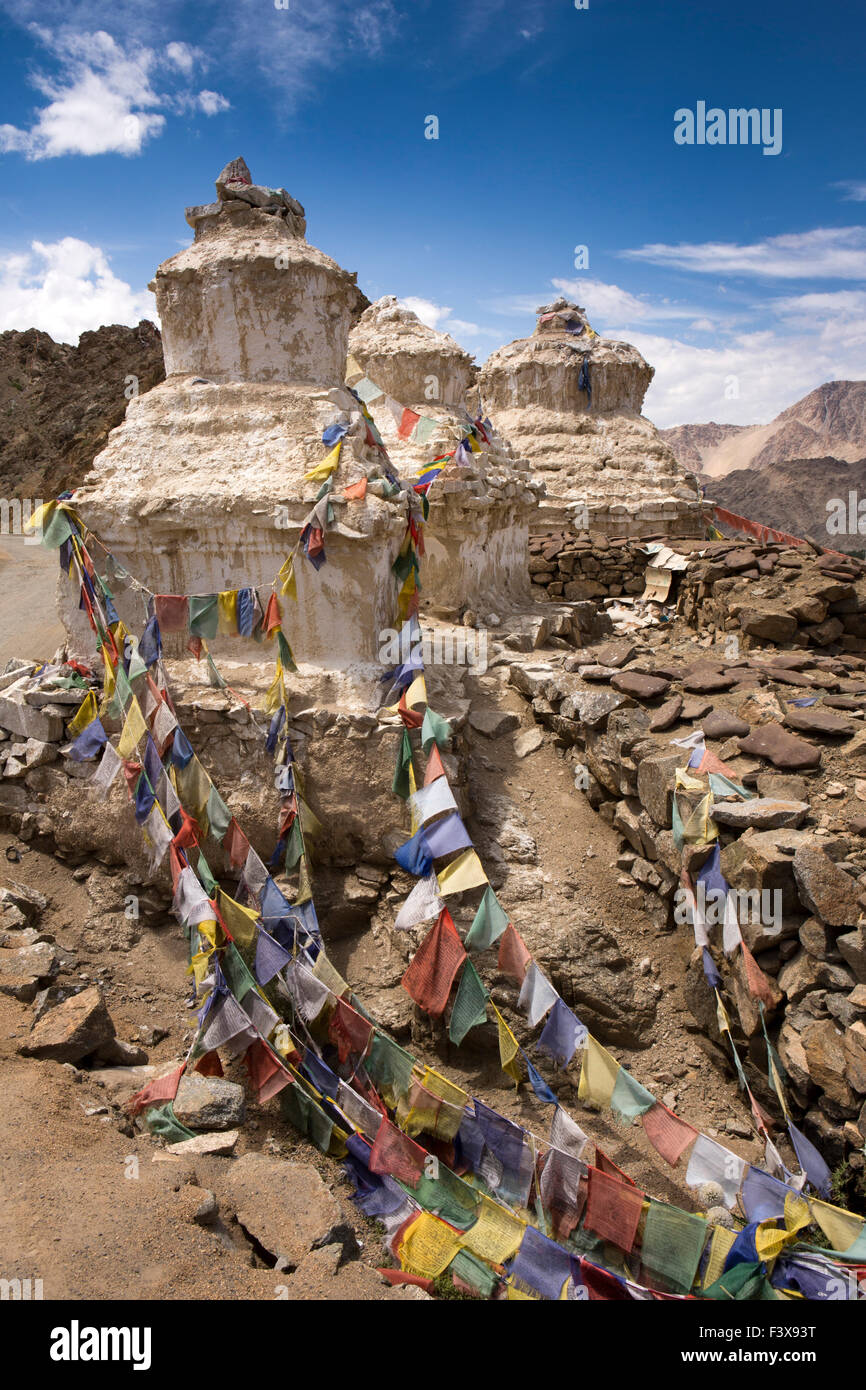 L'Inde, le Jammu-et-Cachemire, Ladakh, Leh, ligne de chortens et drapeaux de prières à l'entrée du monastère de Namgyal Tsemo Gompa Banque D'Images