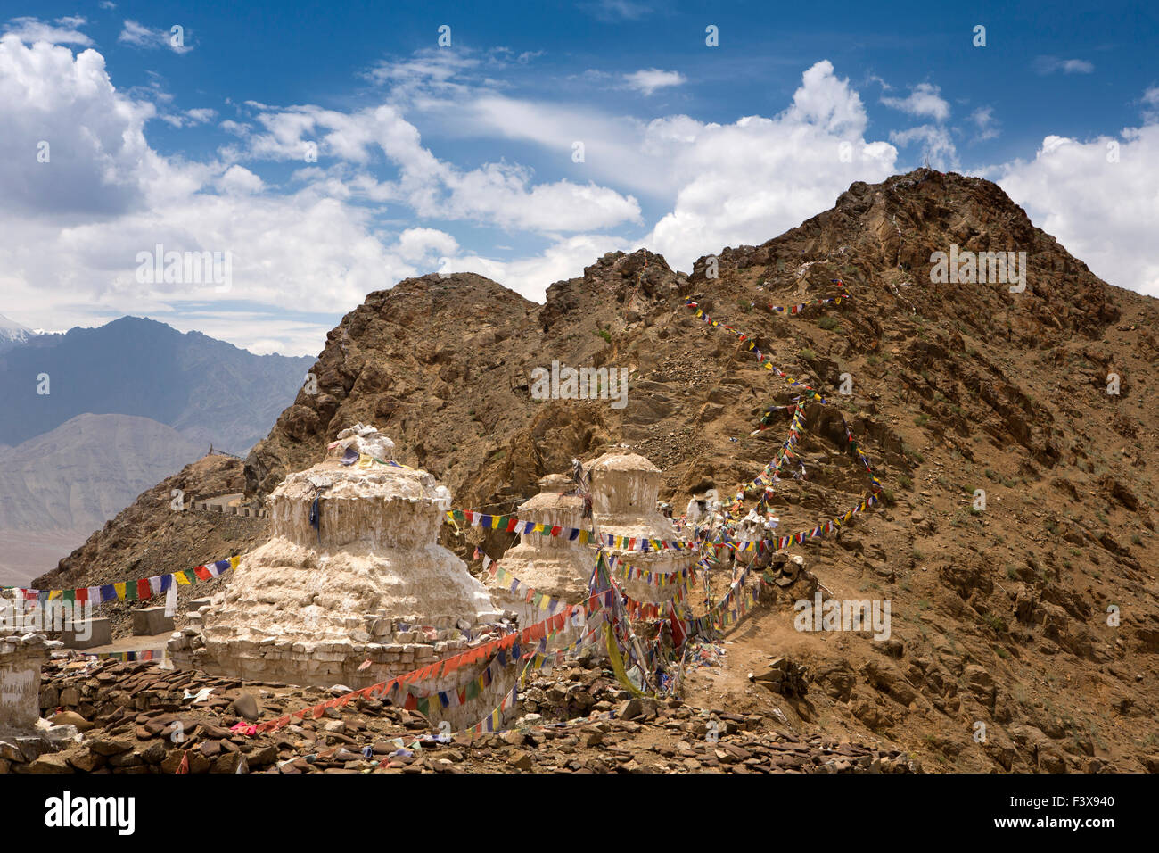 L'Inde, le Jammu-et-Cachemire, Ladakh, Leh, ligne de chortens à l'entrée du monastère de Namgyal Tsemo Gompa Banque D'Images