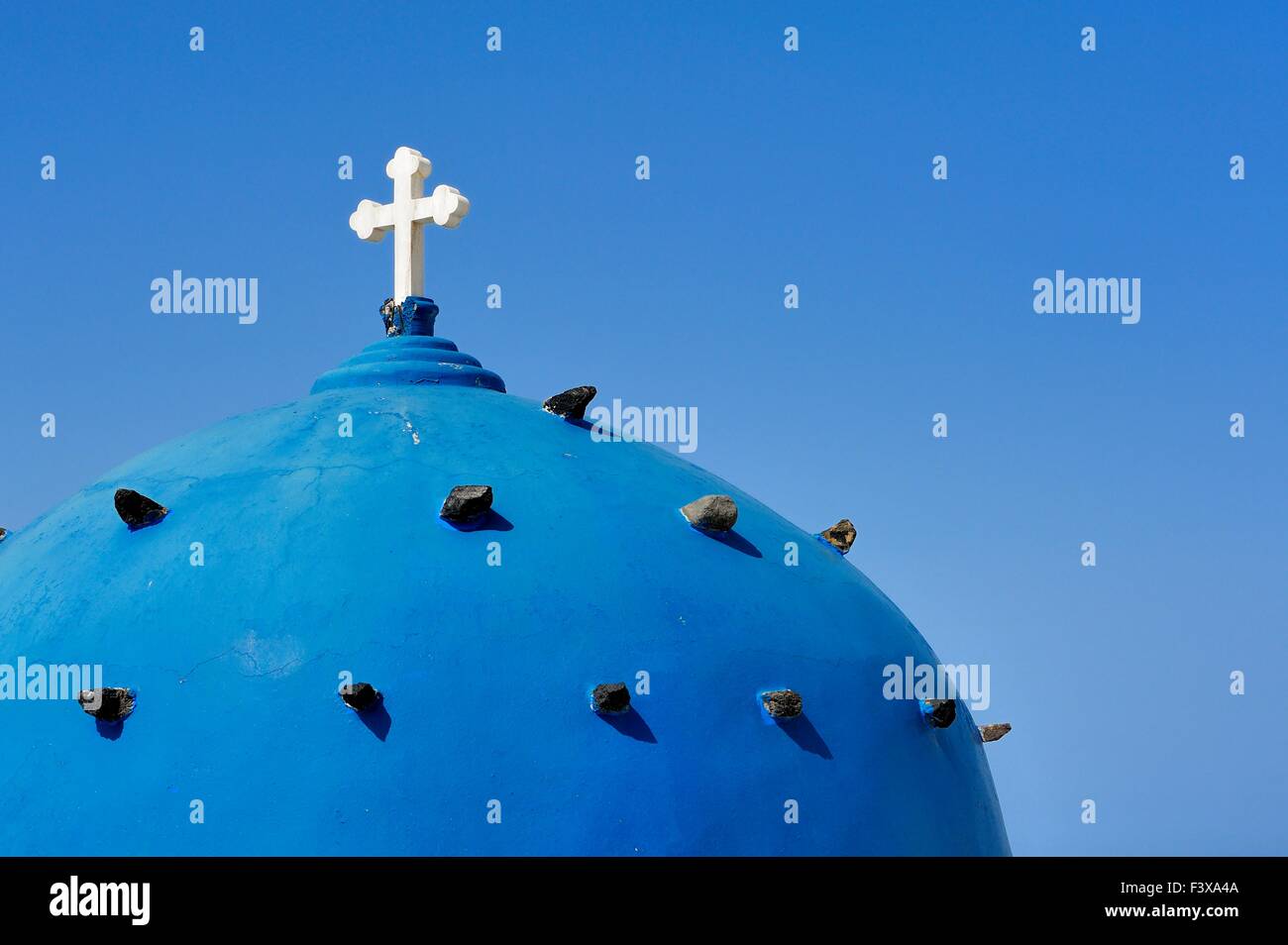 Une église au dôme bleu emblématique typique sur l'île de Santorini, Grèce Banque D'Images