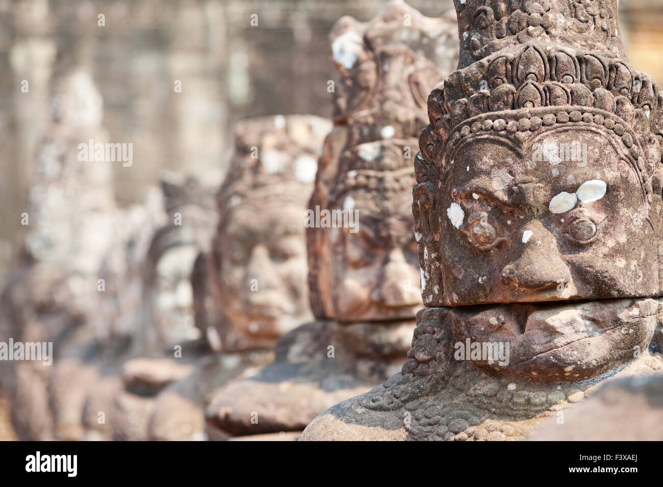 Des statues d'Angkor en pierre ancienne Banque D'Images