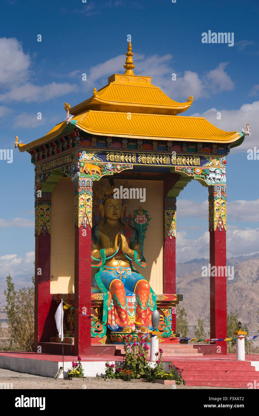 L'Inde, le Jammu-et-Cachemire, Ladakh, Stok, Skitssal hôtel jardin, grande statue de Bouddha Maitreya, futur Banque D'Images