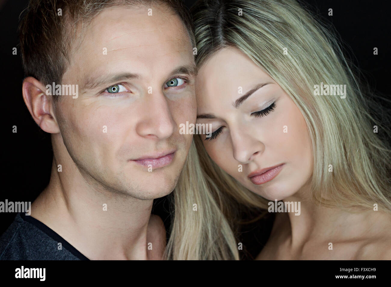 Portrait d'un beau jeune couple Banque D'Images