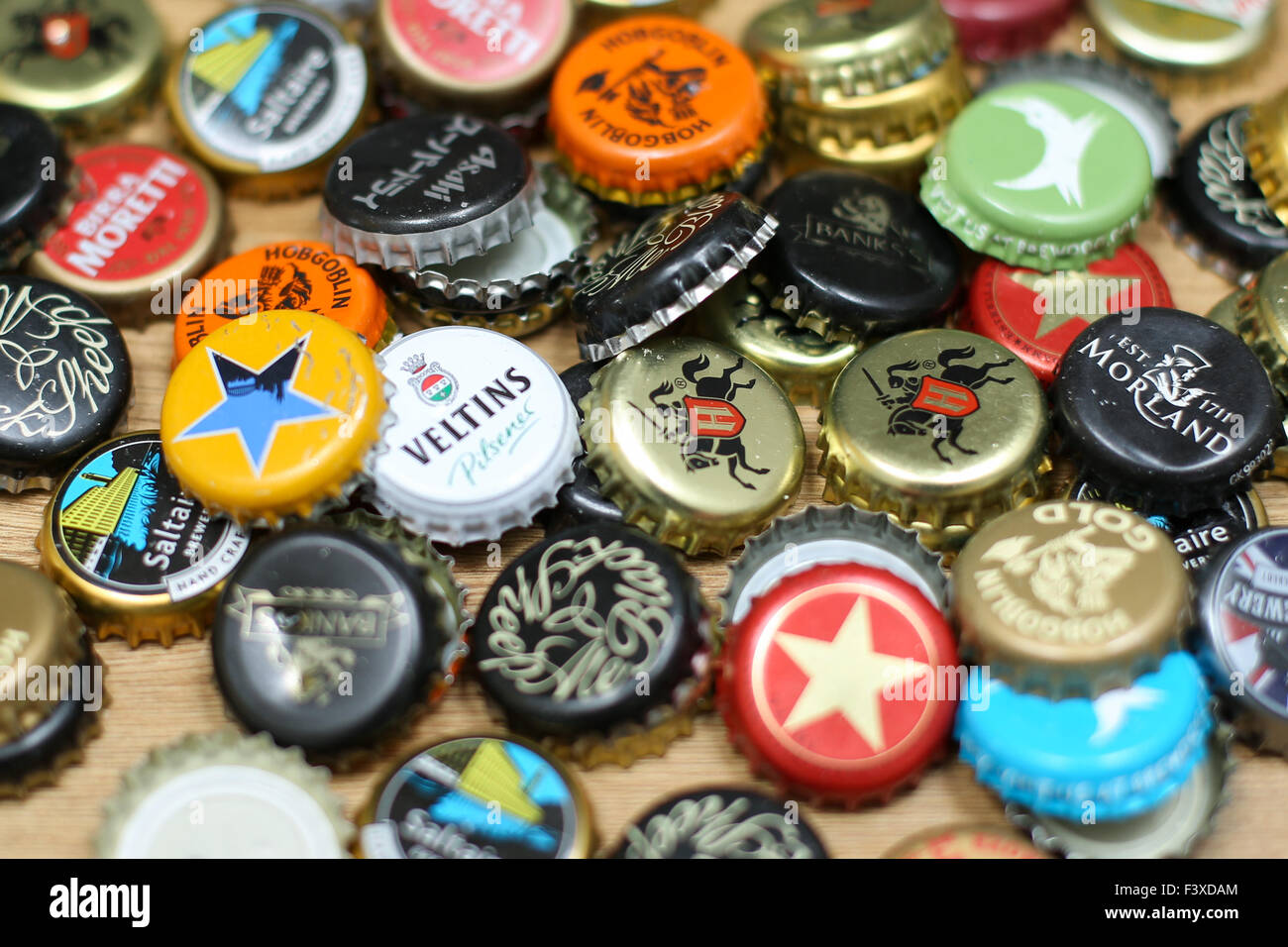 Bouchons métalliques pour bouteilles de bière ou de soda | Vecteur Gratuite