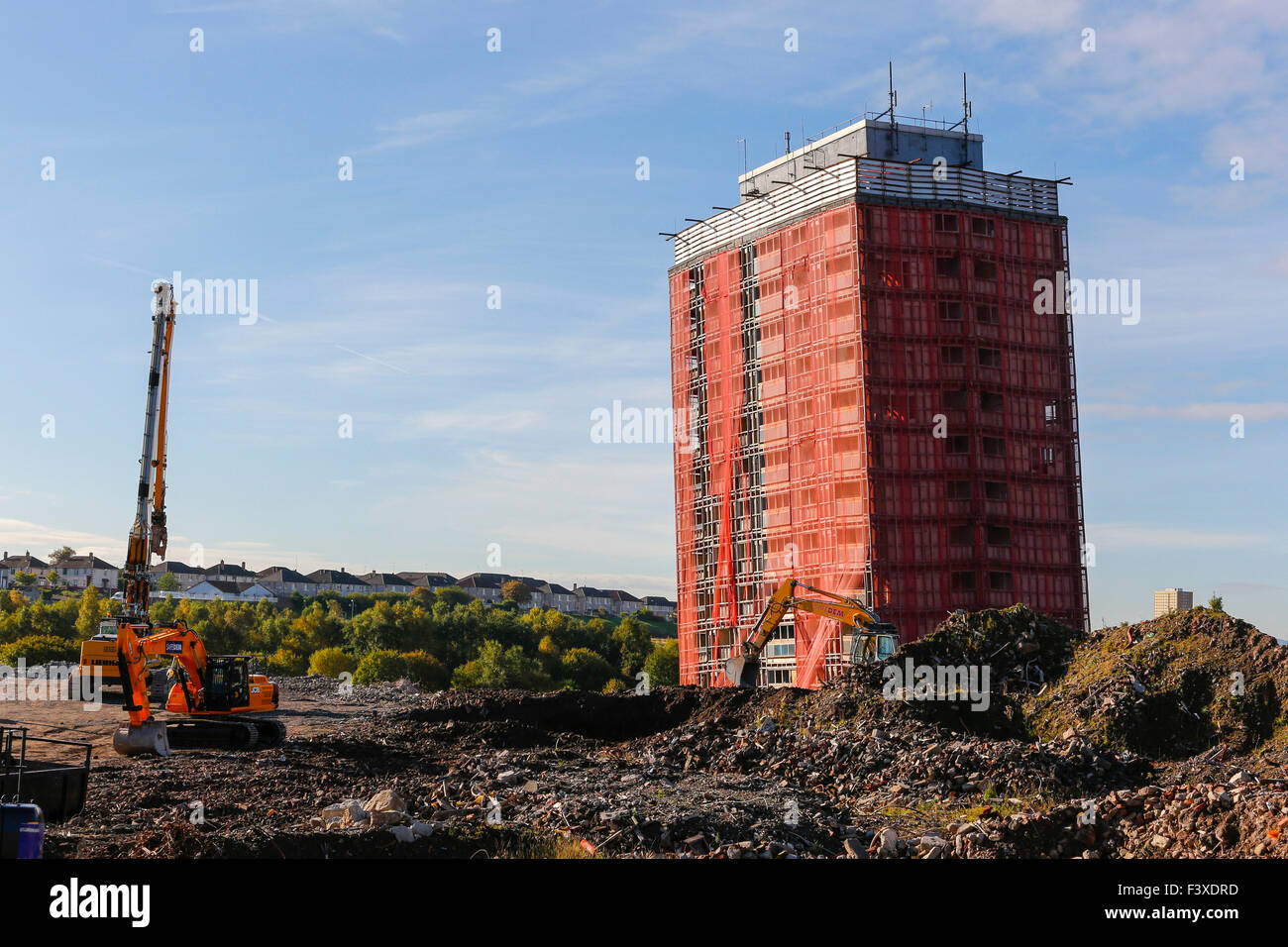 Glasgow, Ecosse, Royaume-Uni. 13 octobre, 2015. Les entrepreneurs ont commencé à démolir les 13 histoires de Red Road Cour et 11 histoires de Petershill dur qui n'a pas réussi à s'effondrer pendant la démolition contrôlée par des explosifs le dimanche 11 octobre 2015. Bien que les chablis de dimanche n'a pas exactement comme prévu, Safedem, le principe a déclaré le site de l'entrepreneur en sécurité, même avec les autres bâtiments assis à un angle et tous les résidents ont été autorisés à rentrer chez eux ce soir-là. Credit : Findlay/Alamy Live News Banque D'Images