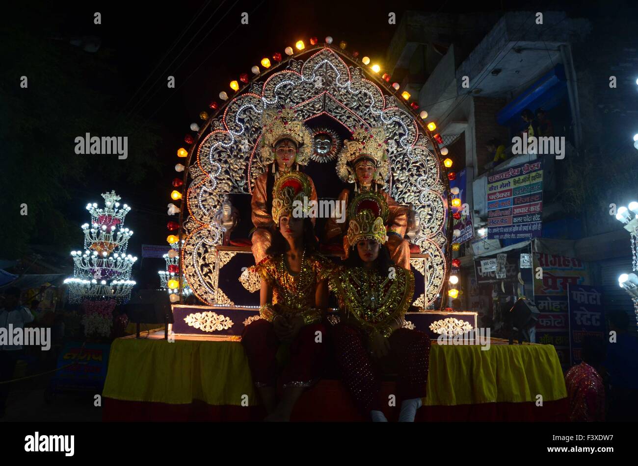 Allahabad, Inde. 12 octobre, 2015. Artistes habillés comme Seigneur Ram, Laxman, Bharat et Shatrudhan prendre part dans Ghhora «Concertkenya' procession marquant le démarrage du Festival de Navaratri. © Prabhat Kumar Verma/Pacific Press/Alamy Live News Banque D'Images