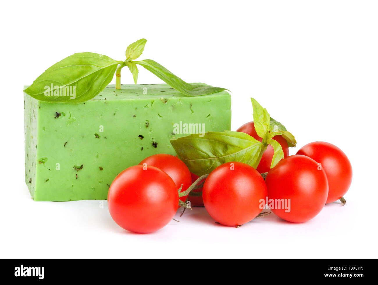 Fromage vert avec une tomate et basilic Banque D'Images