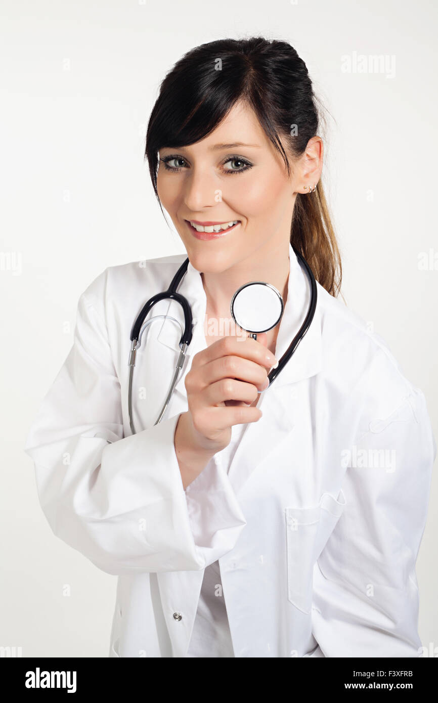Jeune médecin femme with stethoscope Banque D'Images