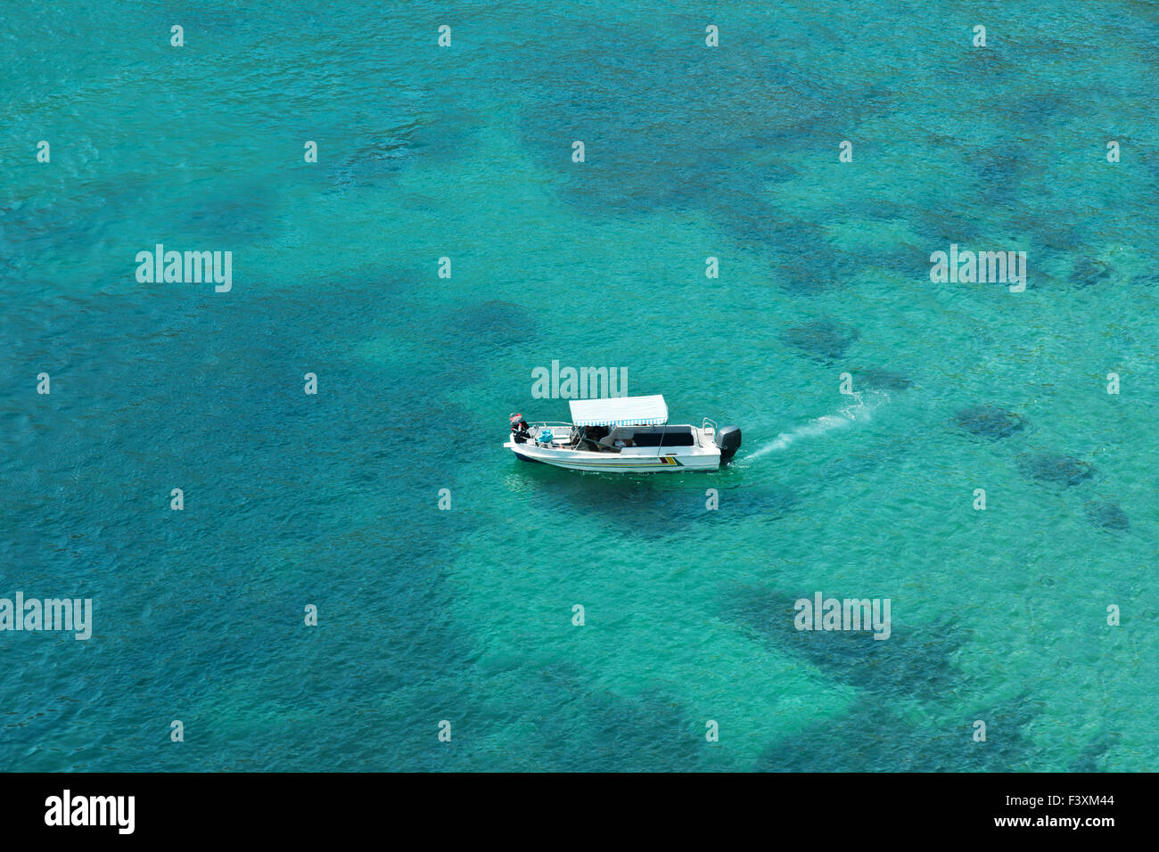 Bateau de vitesse naviguant dans la mer Banque D'Images