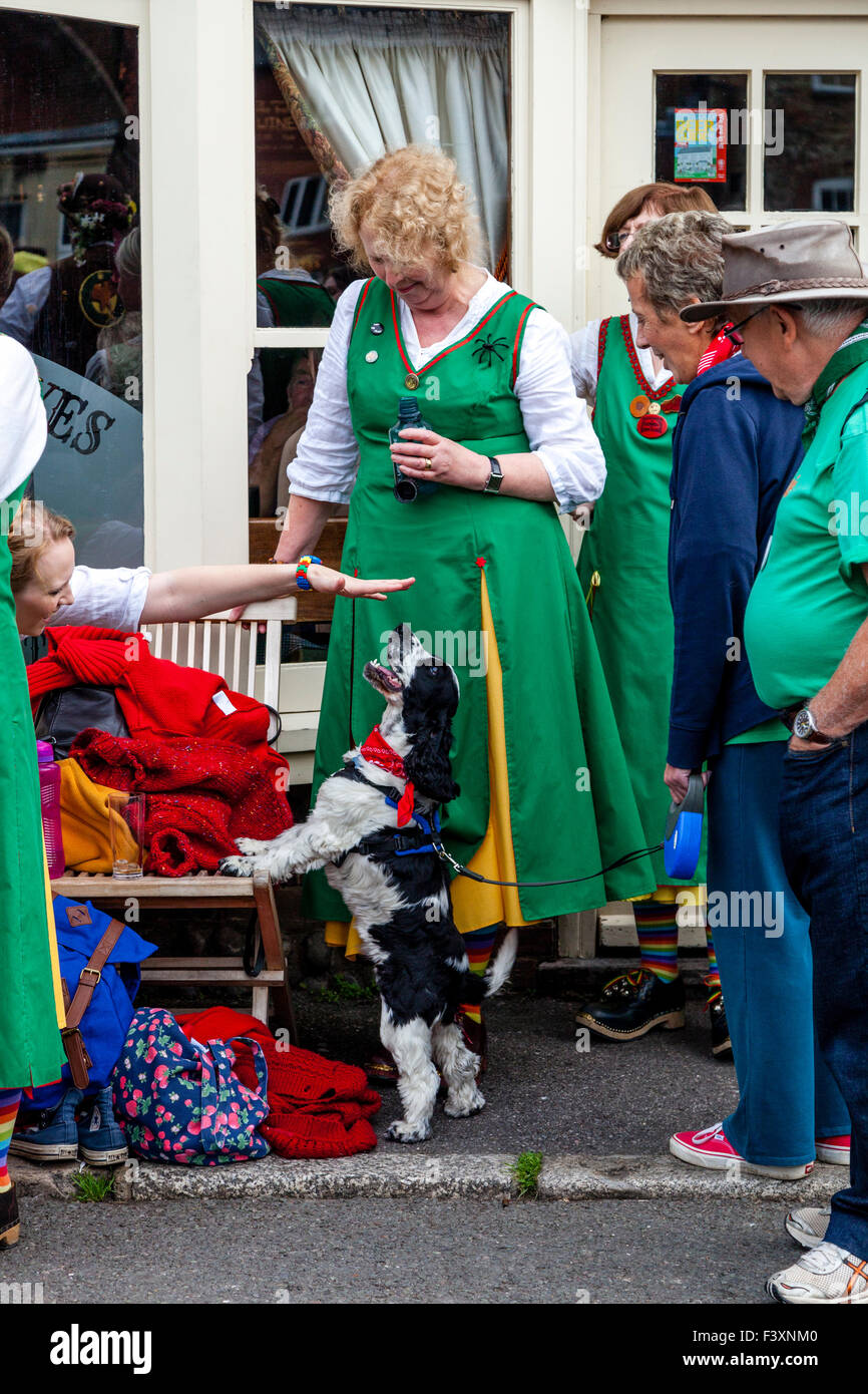 Les femmes de Chelmsford en dehors de la danse Morris John Harvey Tavern à Lewes durant les villes festival folklorique annuel, Lewes, UK Banque D'Images