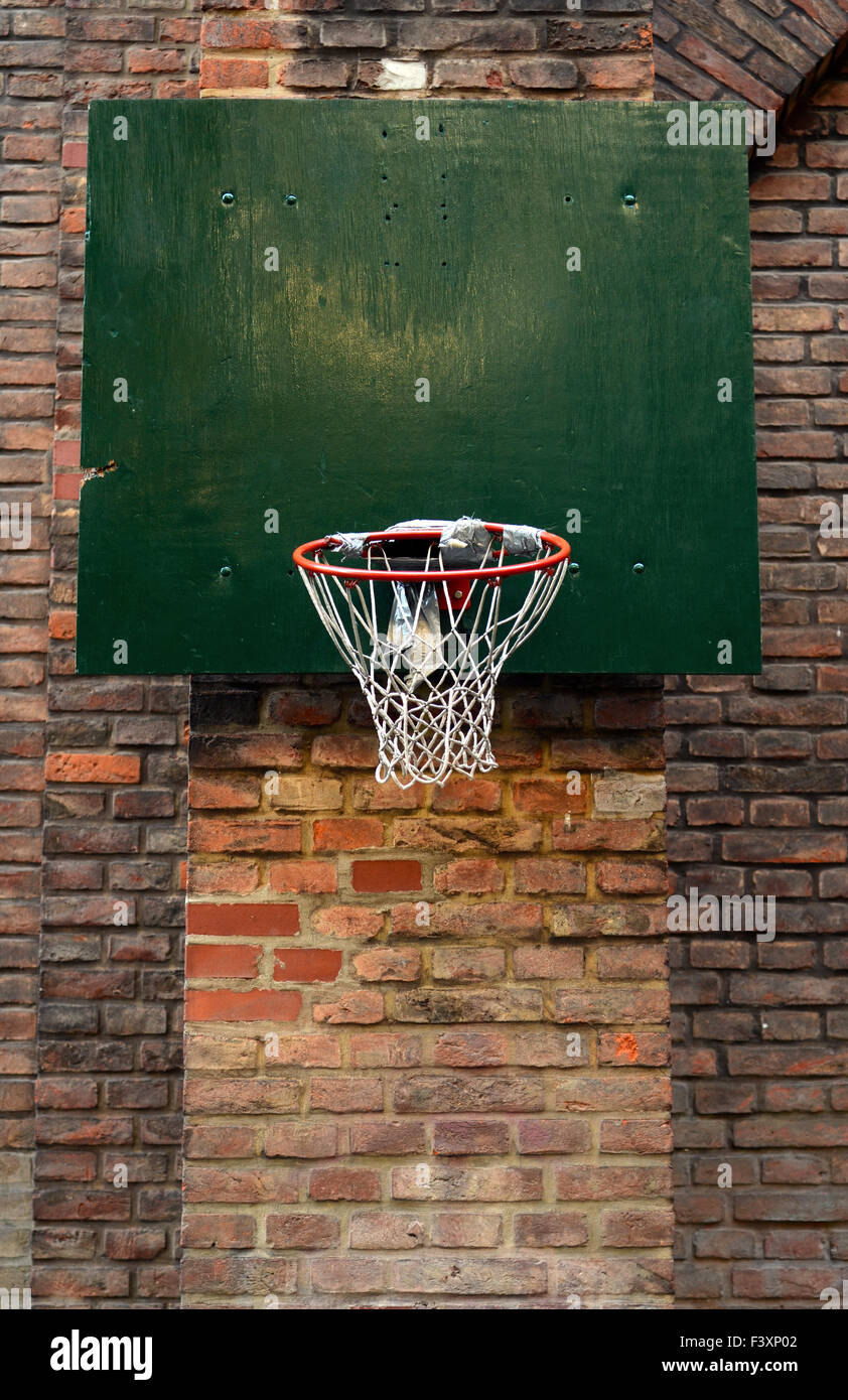 Net de basket-ball en milieu urbain Banque D'Images