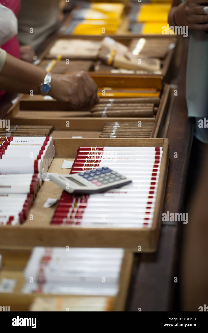 Acheter au magasin de cigares à Cuba Banque D'Images