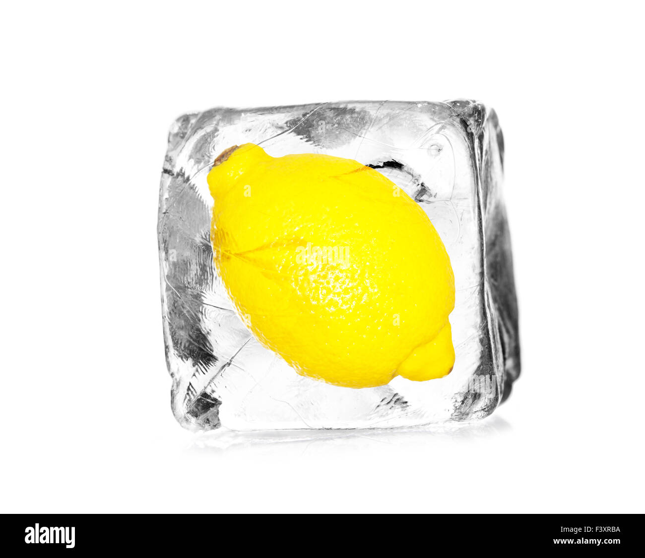 Citron, citron dans un cube de glace isolé Banque D'Images