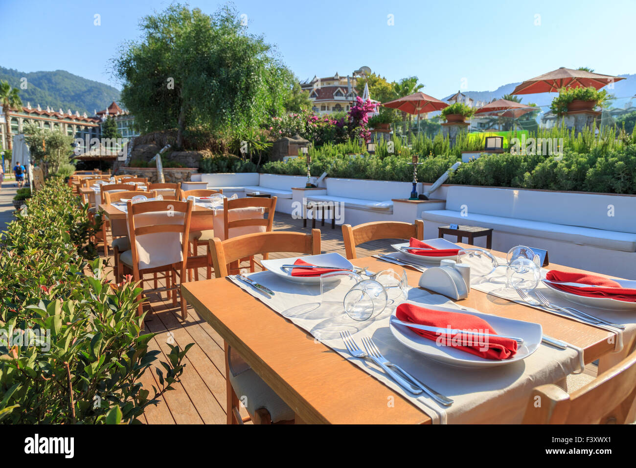 Table de restaurant en plein air, journée ensoleillée, restaurant en plein air, Banque D'Images