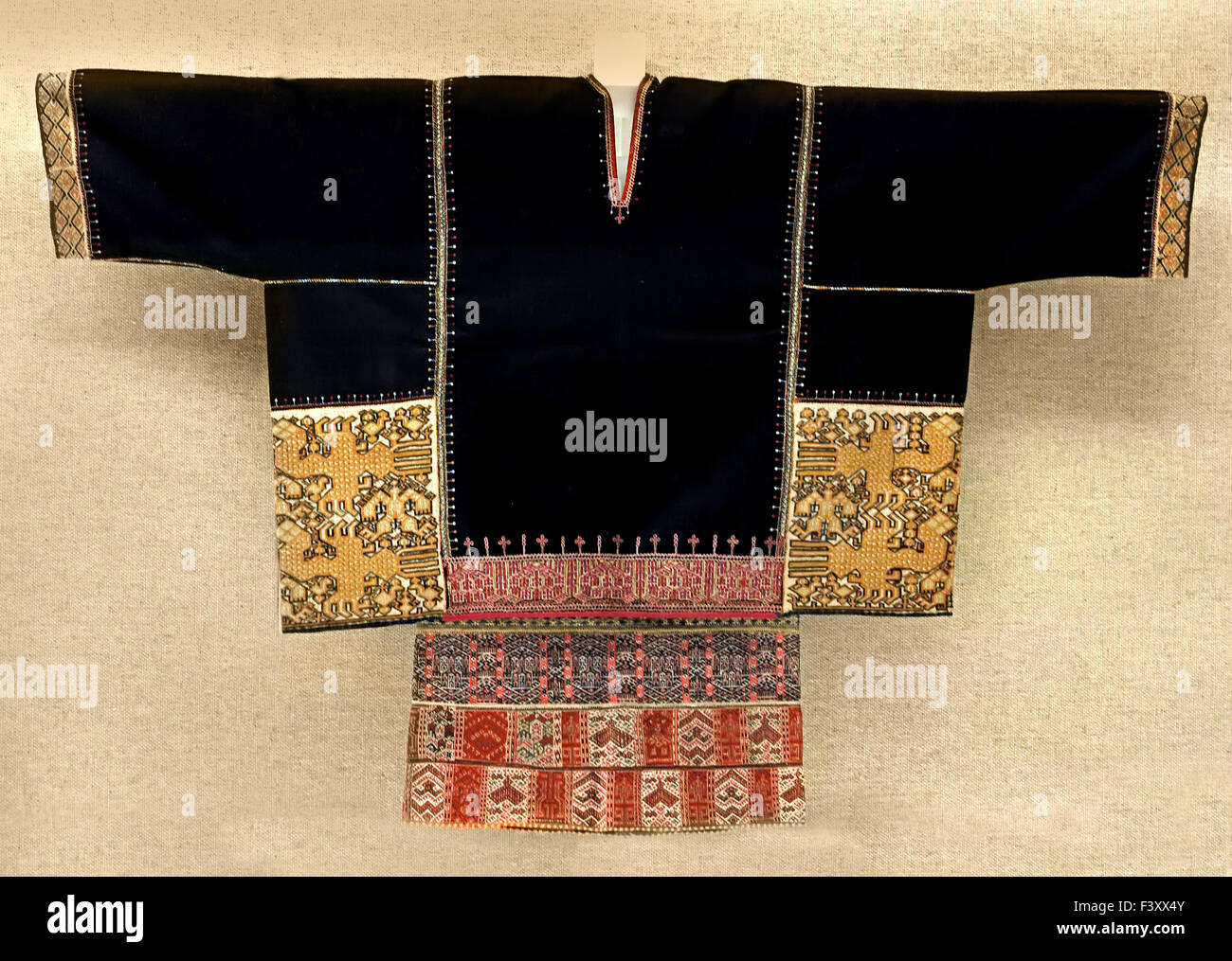 Haut de femme orné de motif tissé Li ( Tongshi Hainan ) 2e moitié 20e siècle Musée de Shanghai de l'ancien art chinois Chine Banque D'Images