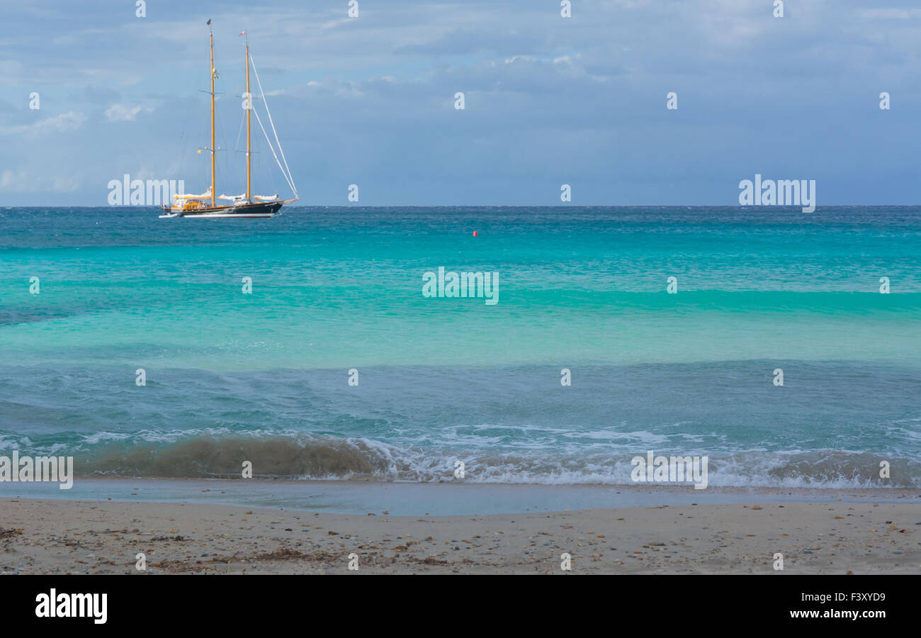 Deux mâts de bateau à voile sur la mer turquoise Banque D'Images