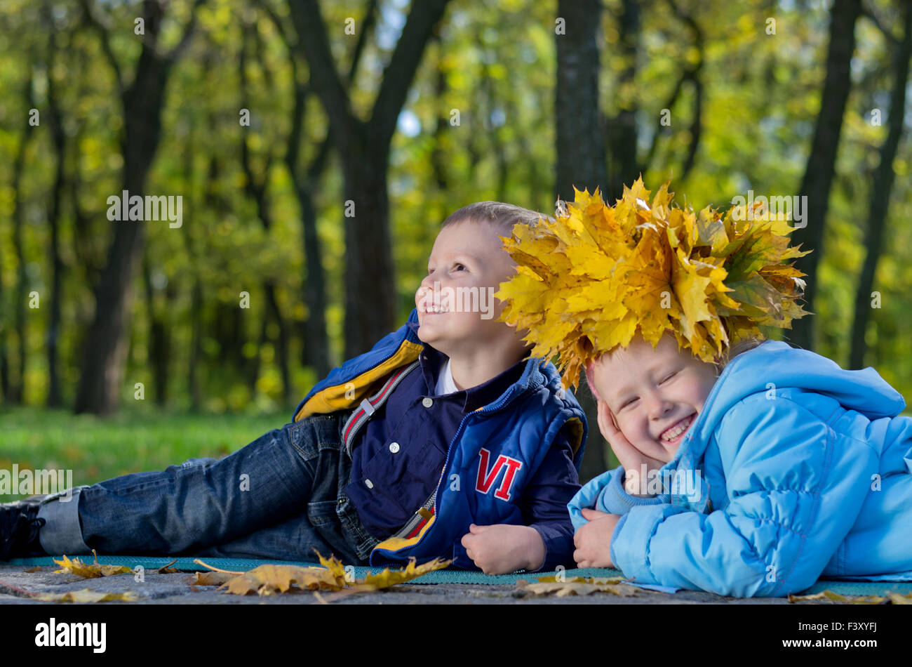 Heureux les enfants rire insouciant dans autumn park Banque D'Images