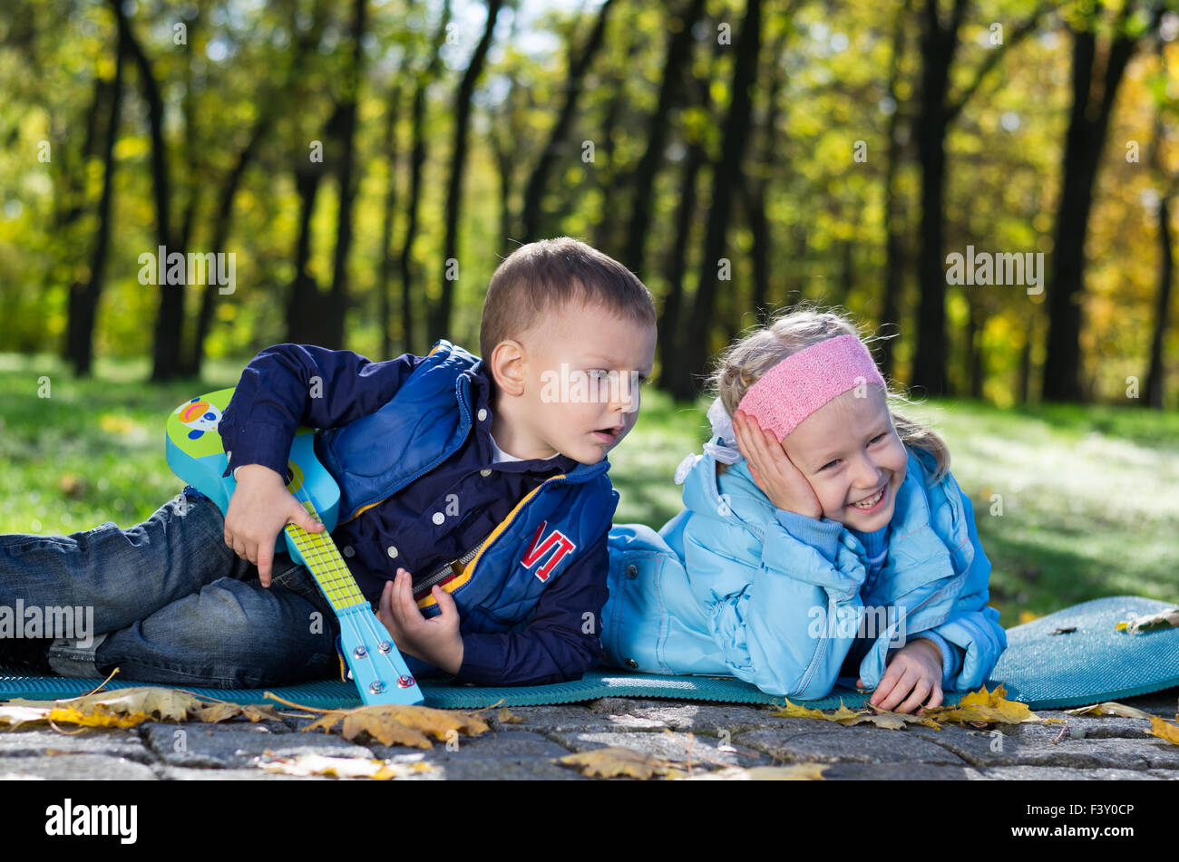 Frère et sœur jouant dans un parc Banque D'Images