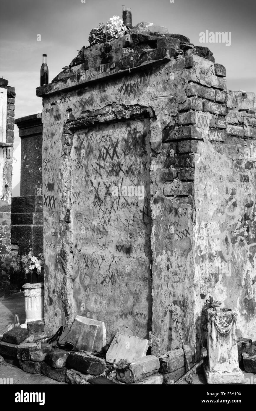 Crypte en décomposition de la prêtresse vaudou Marie Laveau dans le cimetière Saint-Louis numéro un à la Nouvelle-Orléans, LOUISIANE, en noir et blanc, États-Unis Banque D'Images