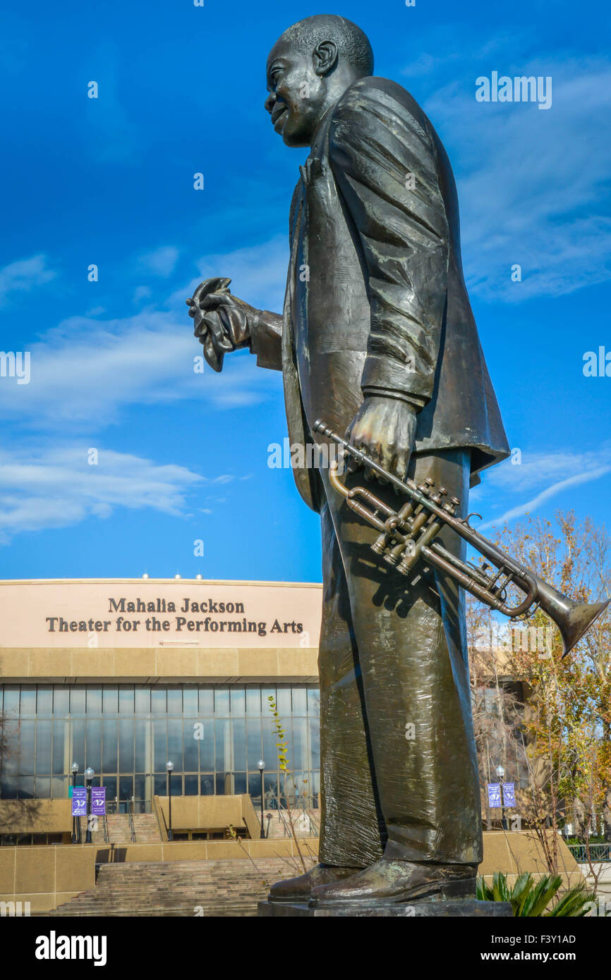 Statue de Louis Armstrong et Mahalia Jackson Theater Performing Arts Building à Armstrong Park, Treme, New Orleans, LA Banque D'Images