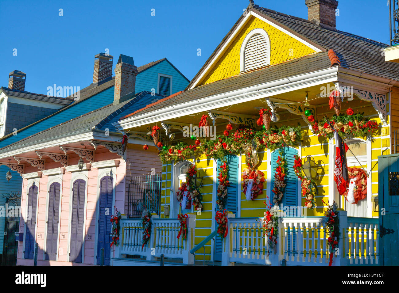 Un classique et coloré décoré dans chalet créole garland et couronnes pour les vacances dans le quartier français de New Orleans, LA Banque D'Images