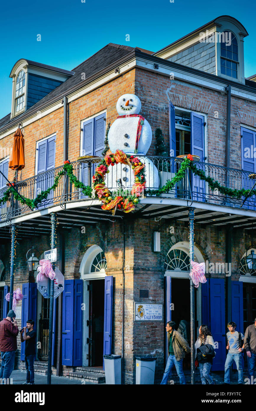 Taverne animée avec Bonhomme et des décorations de Noël à l'angle de la rue Bourbon et St Ann, French Quarter, New Orleans, LA Banque D'Images