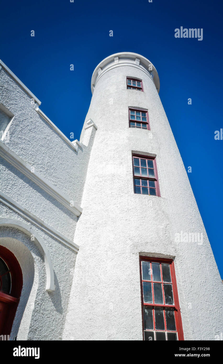 Impressionnant bâtiment blanc se dressait contre le ciel bleu sur Camp Street dans le quartier central des affaires dans le centre-ville de New Orleans, LA Banque D'Images