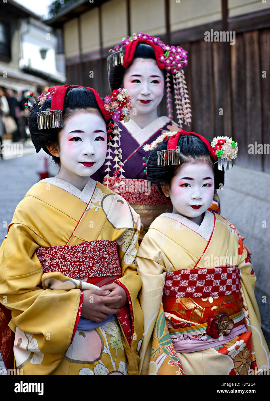 Le Japon, l'île de Honshu, Kansai, Kyoto, les jeunes filles à la recherche de geishas. Banque D'Images