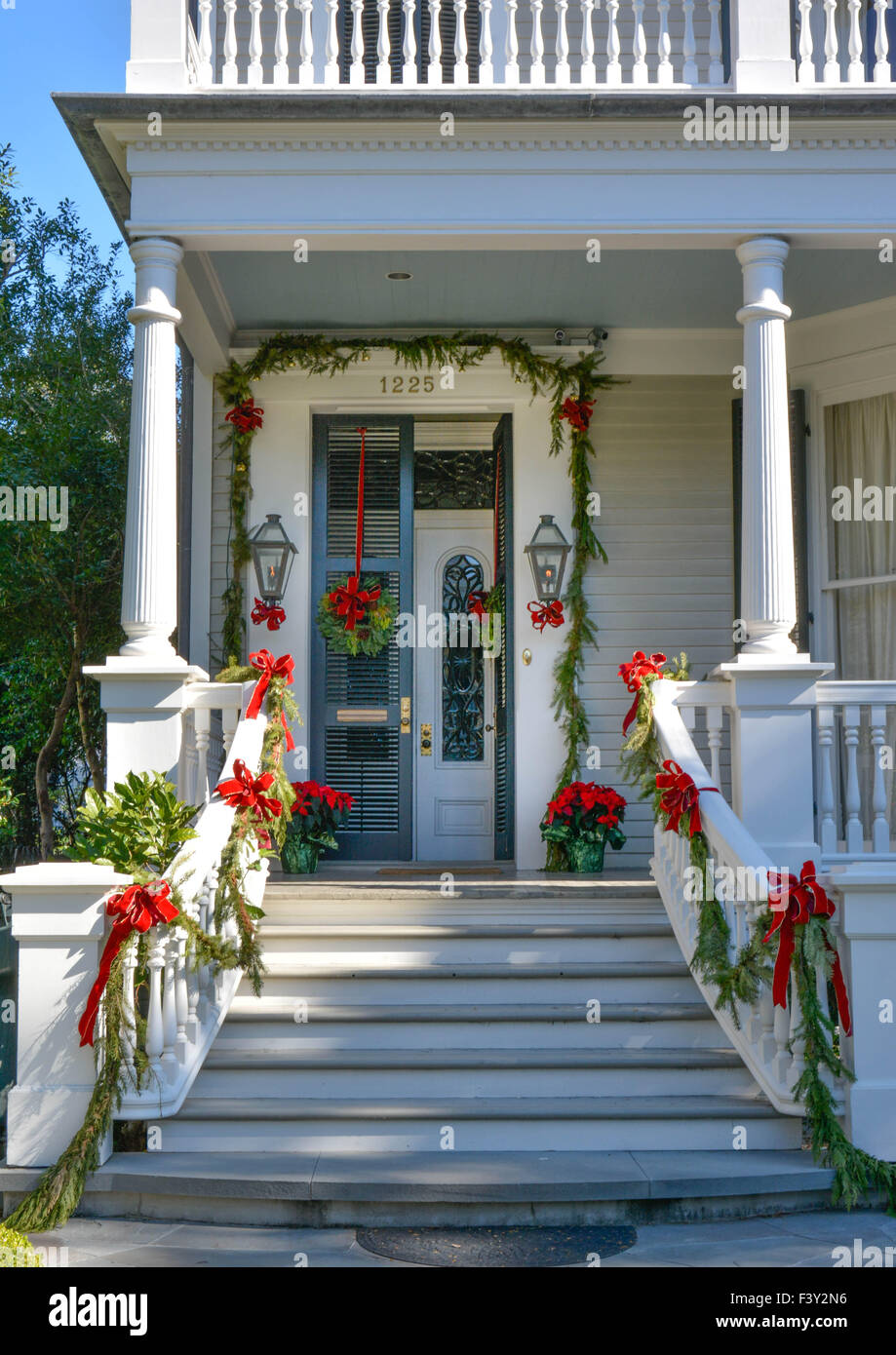 Des décorations de Noël ornent un manoir historique's stairs et porche d'entrée dans le Garden District à La Nouvelle-Orléans, LA Banque D'Images