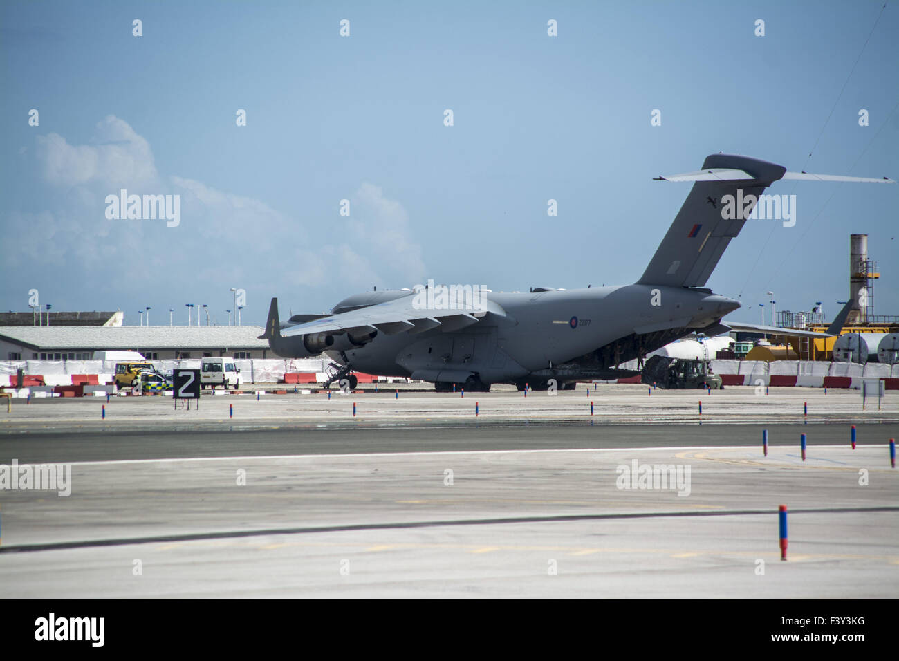 Gibraltar - 13 octobre 2015 - les avions de transport militaire ont effectué sur une base quotidienne à RAF Gibraltar comme la Grande-Bretagne continue d'accroître son utilisation de sa base militaire à Gibraltar. L'augmentation de l'utilisation de la base a coïncidé avec les deux exercices de l'OTAN, le Cougar 2015 Trident opération critique, et l'augmentation continue des tensions au Moyen-Orient depuis la participation à la Syrie. Crédit : Stephen Ignacio/Alamy Live News Banque D'Images