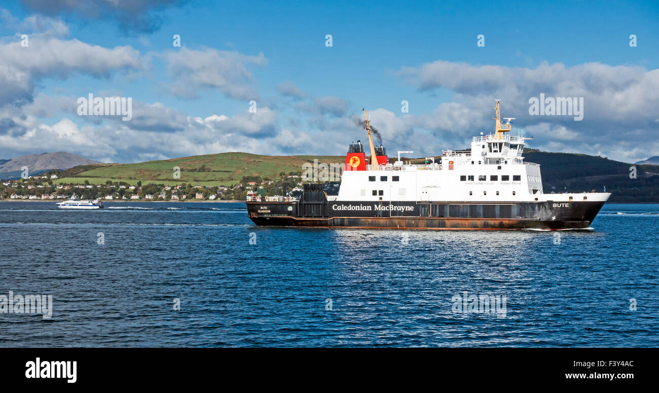 Caledonian MacBrayne & voiture de passagers Bute est d'arriver à Gourock Harbour de Rothesay sur bute dans le Firth of Clyde Banque D'Images