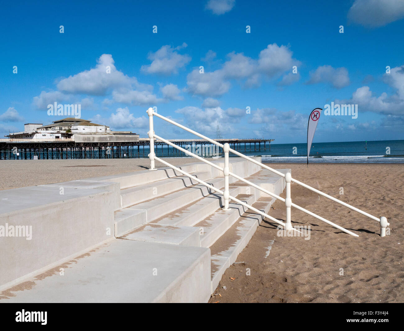 Épave jetée victorienne avec des Chiens non admis drapeau sur la plage de sable fin à Colwyn Bay au Pays de Galles UK Banque D'Images