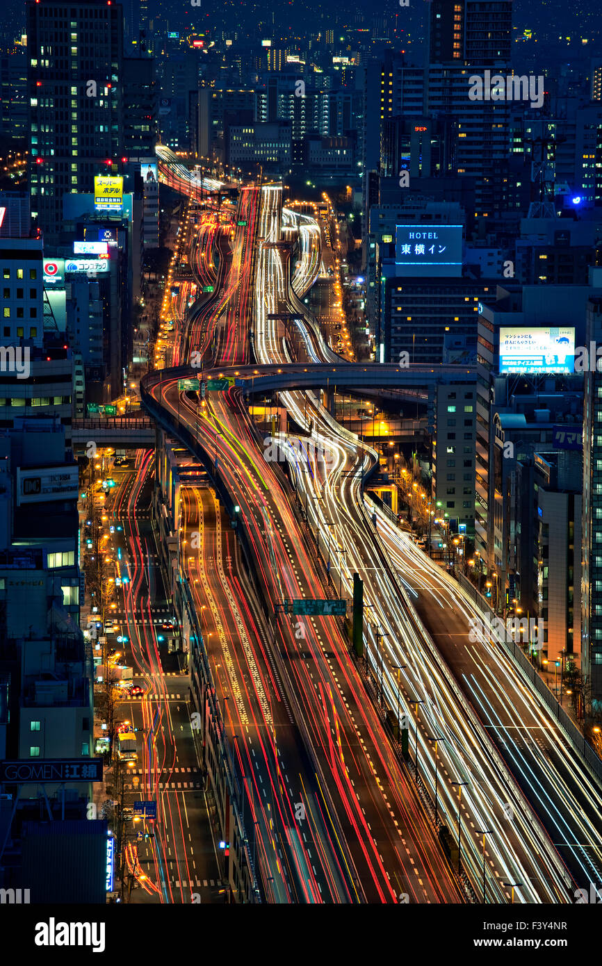 Le Japon, l'île de Honshu, Kansai, Osaka, aperçu dans la nuit. Banque D'Images