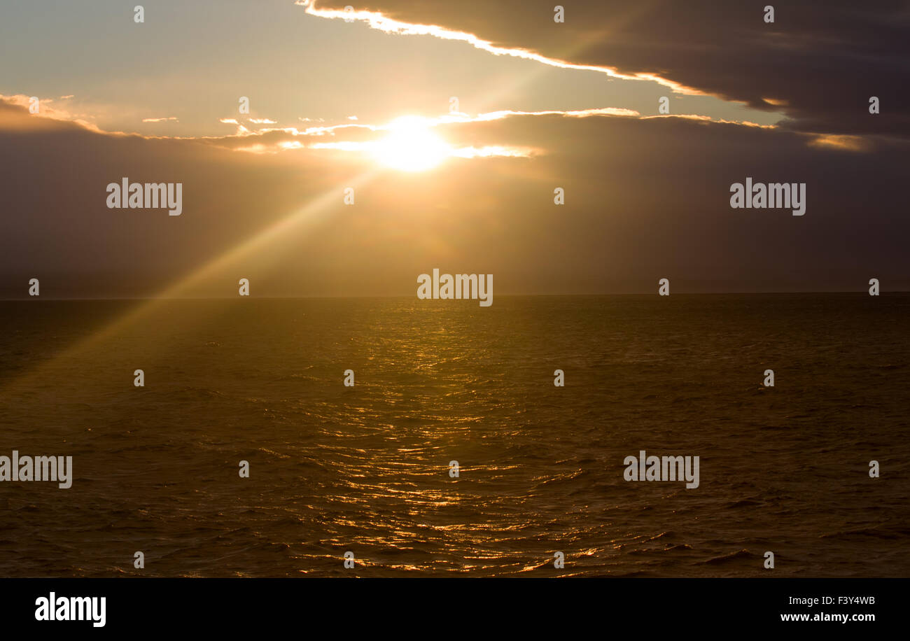 Coucher du soleil sur la mer de Kara de l'Arctique Banque D'Images