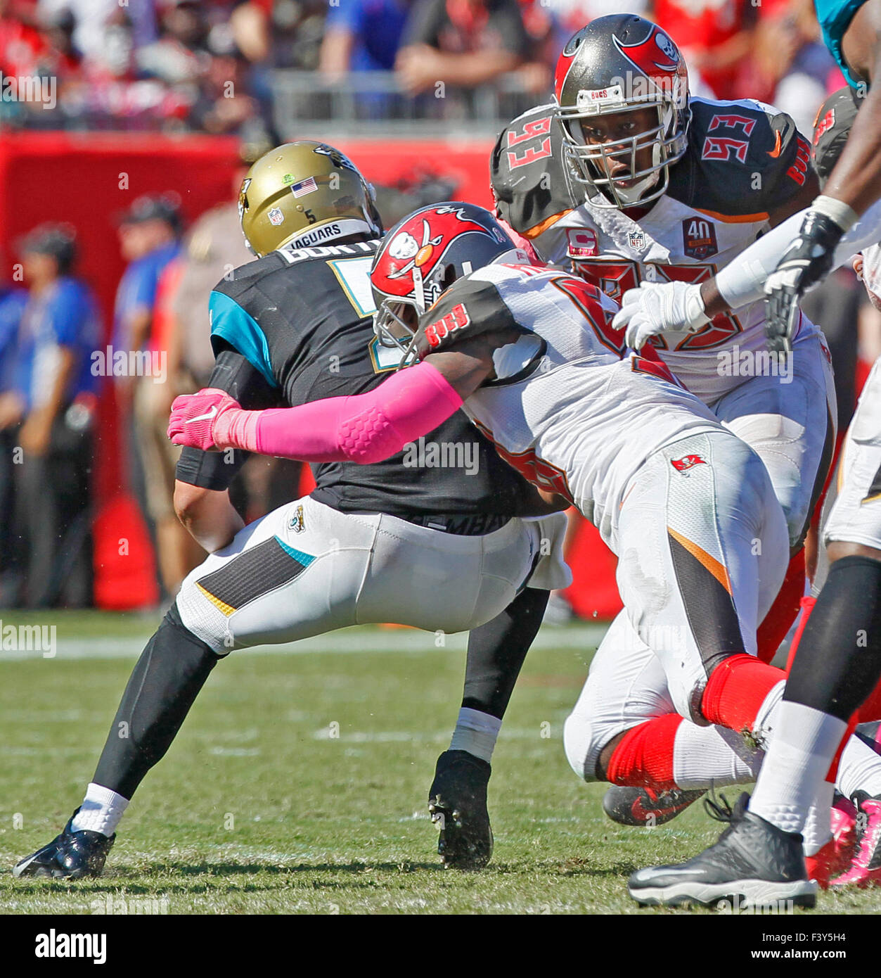 11 octobre 2015 - Tampa, Floride, États-Unis - JIM DAMASKE | fois .Bucs Kwon Alexander (58) et Gerald McCoy (93) Sac Jaguars quarterback Blake Bortles (5) dans le 4ème trim. pendant les Tampa Bay Buccaneers match contre les jaguars de Jacksonville chez Raymond James Stadium dimanche après-midi à Tampa (10/11/15) (Crédit Image : © Jim Damaske/Tampa Bay Times via Zuma sur le fil) Banque D'Images