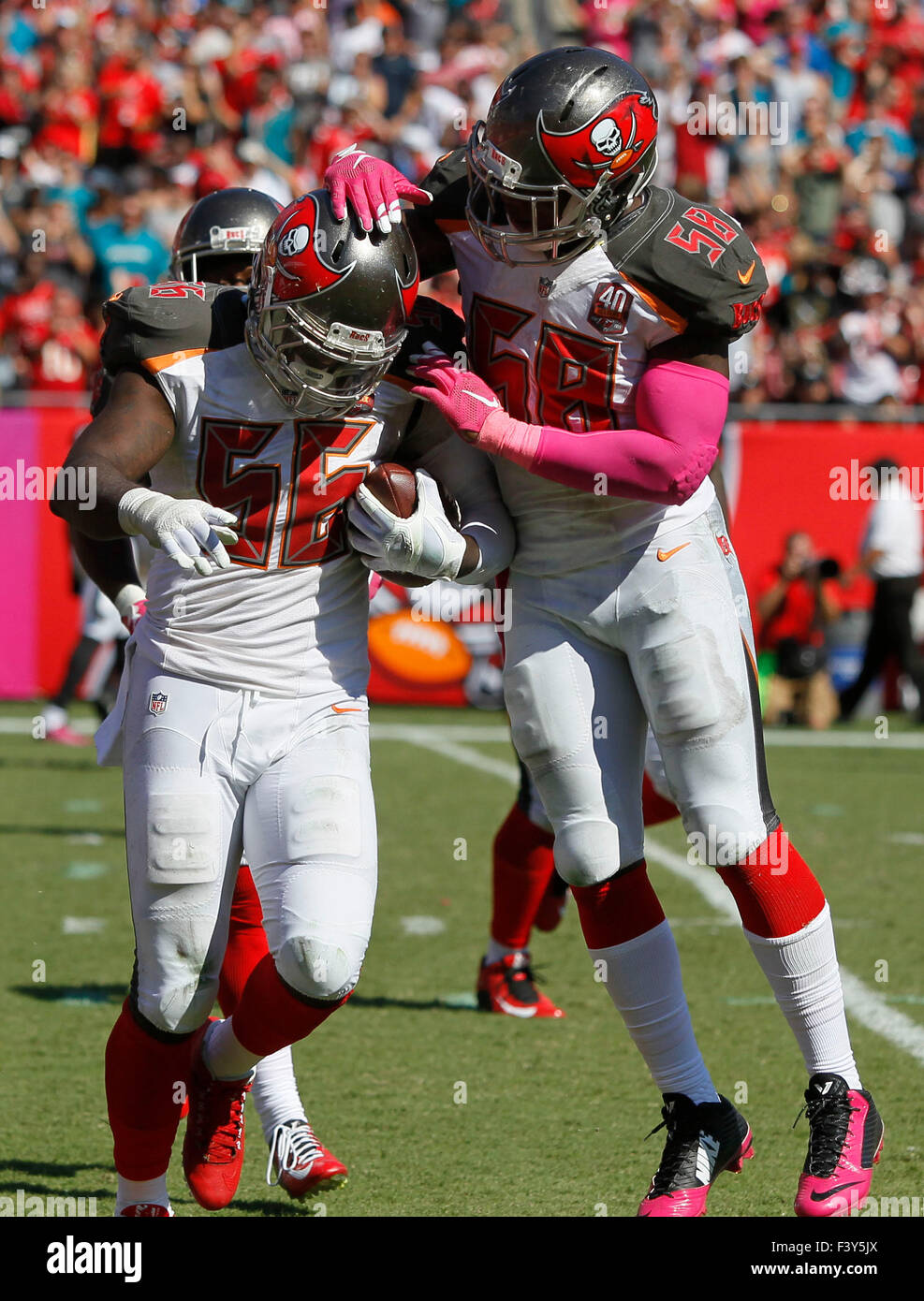 11 octobre 2015 - Tampa, Floride, États-Unis - DIRK SHADD | fois .Tampa Bay Buccaneers défensive fin Jacquies Smith (56) célèbre son touchdown avec milieu linebacker Kwon Alexander (58) comme George Johnson forcé un fumble au Jacksonville Jaguars et Smith récupéré à considérer trois verges pour un touché pendant la seconde moitié l'action au Stade Raymond James dimanche après-midi à Tampa (10/11/15) (Crédit Image : © Dirk Shadd/Tampa Bay Times via Zuma sur le fil) Banque D'Images
