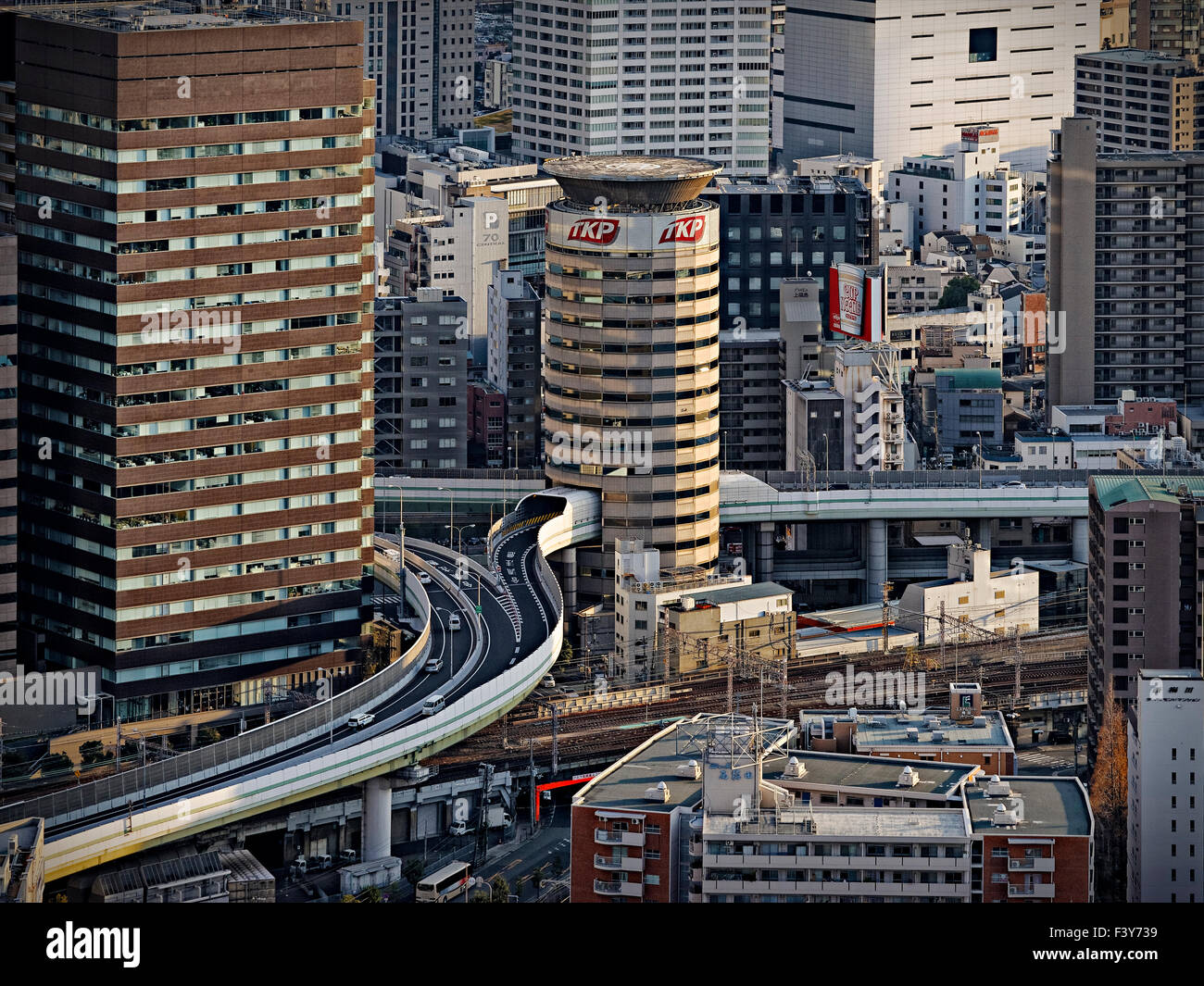 Le Japon, l'île de Honshu, Kansai, Osaka, routes et bâtiments du centre-ville. Banque D'Images