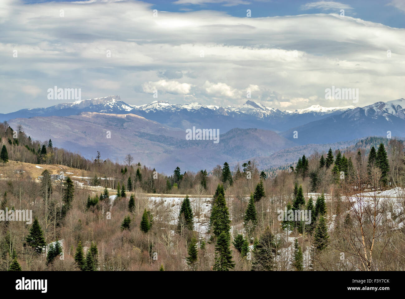 Paysage de montagne avec des pics de neige Banque D'Images