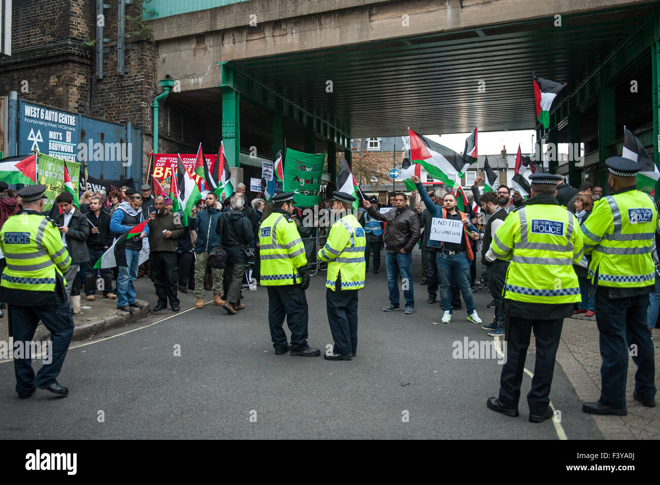 Londres, Royaume-Uni. 13 octobre, 2015. La Fédération sioniste tenant une '# IsraeliLivesMatter' contre les Palestiniens et contre-manifestations devant les bureaux de la Mission palestinienne UK. Credit : Pete Maclaine/Alamy Live News Banque D'Images